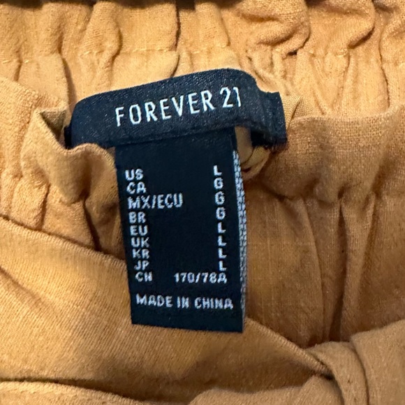 Short for Women, Mid/High-rise elastic waistband, Pockets both sides. - Picture 3 of 6